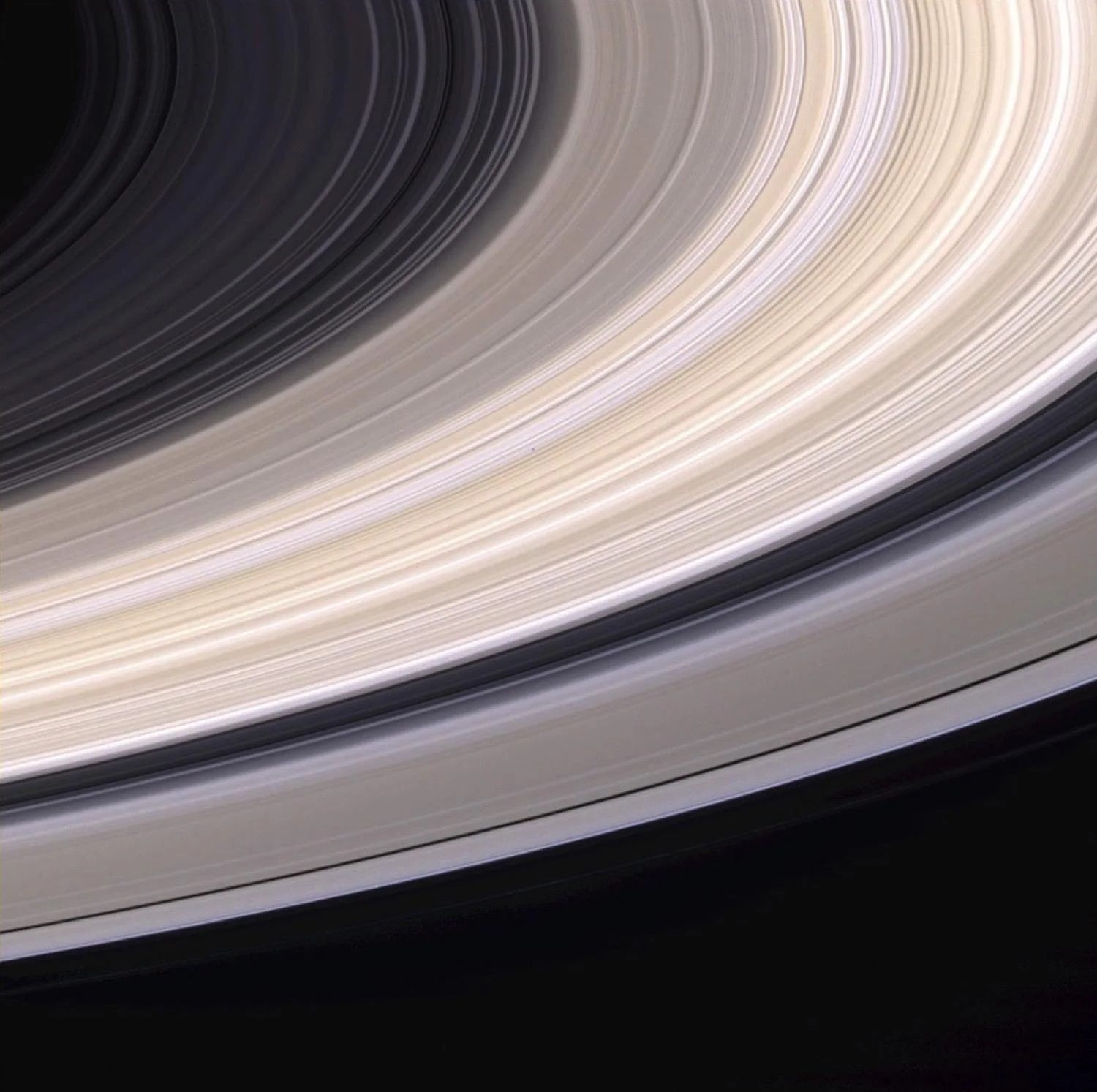 土星環的條紋顏色可能來自於被困在環冰中的少量雜質所造成。（Credit: NASA/JPL/Space Science Institute）