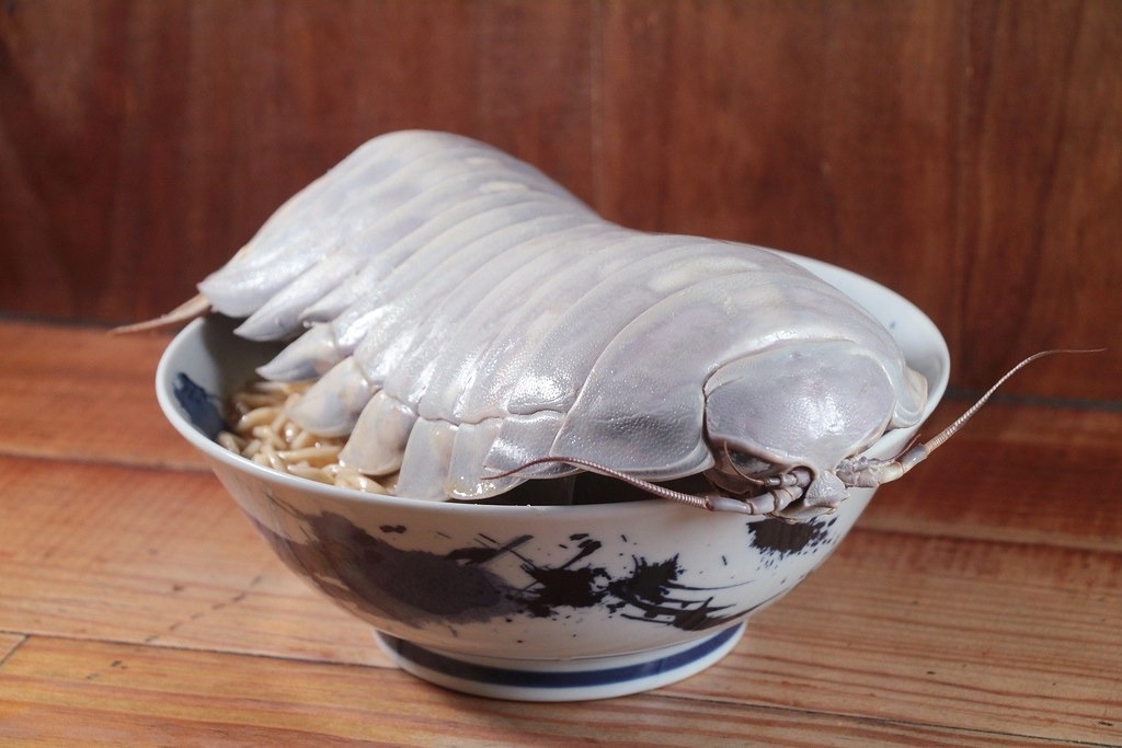 臺灣拉麵業者「拉麵公子」推出整隻大王具足蟲趴在碗上的限定菜單。圖片來源：拉麵公子臉書