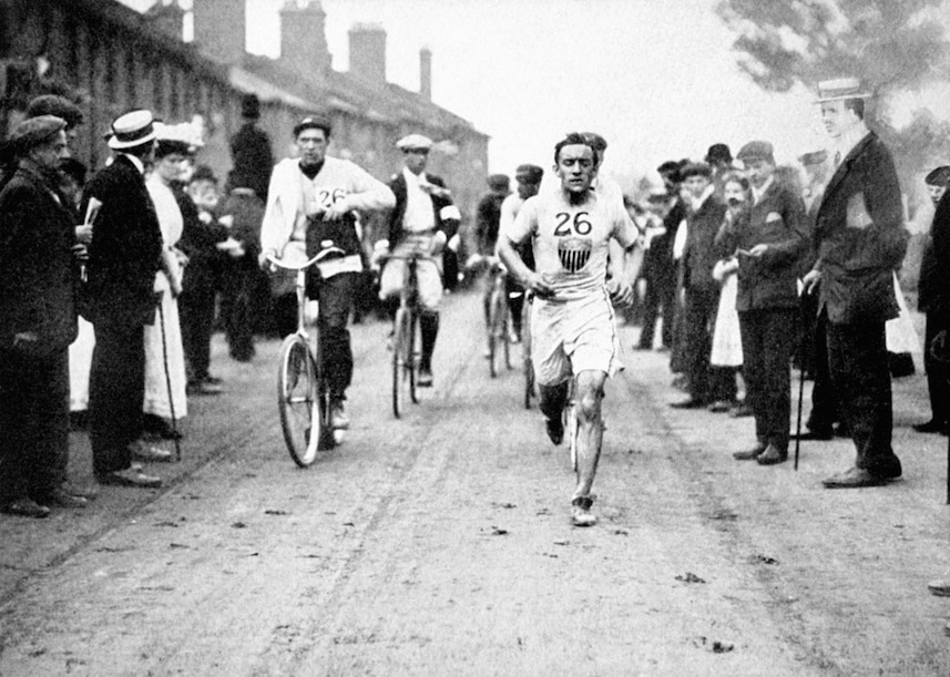 1908年倫敦奧運競賽中的美國跑者約翰．海斯，他最後奪得金牌。馬拉松在這一次奧運中才第一次延伸至42.195公里。PHOTOGRAPH BY PA IMAGES ARCHIVE VIA GETTY IMAGES 