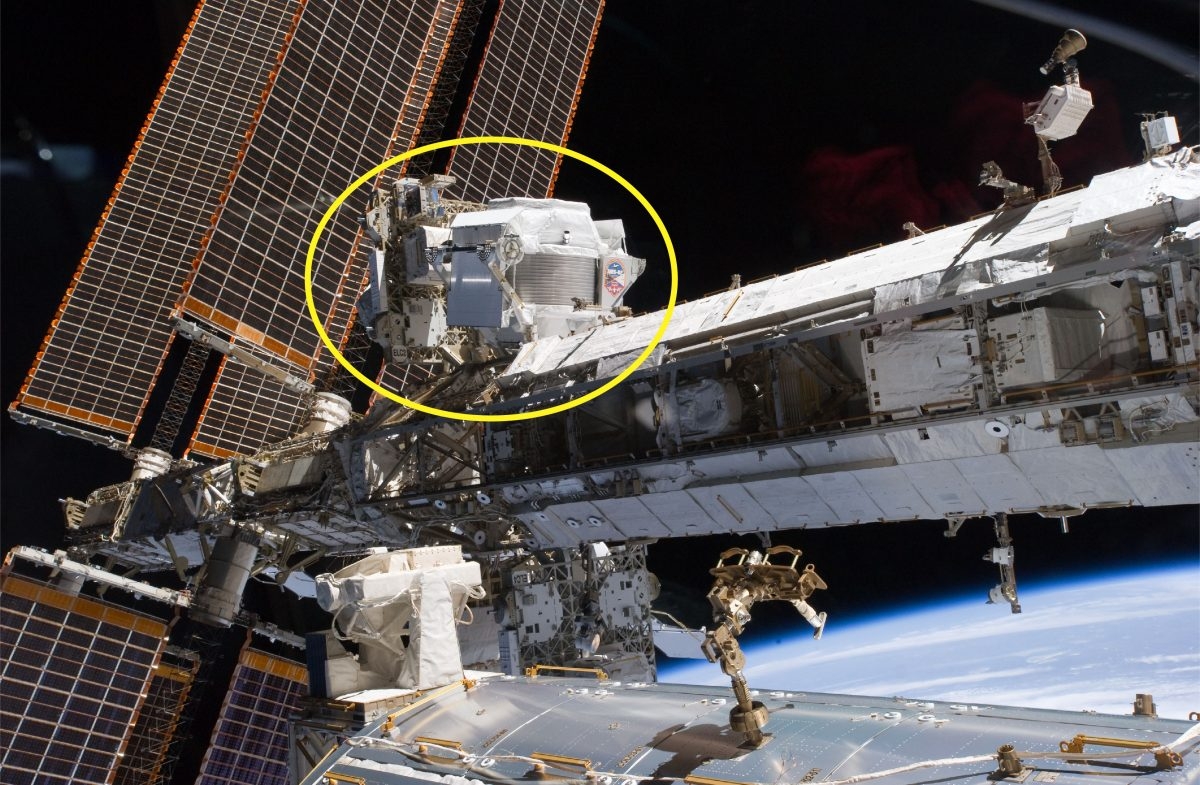 國際太空站照片，阿爾法磁譜儀（AMS-02）正在收集宇宙數據，於 2011 年 5 月 19 日安裝完成。 圖｜NASA 