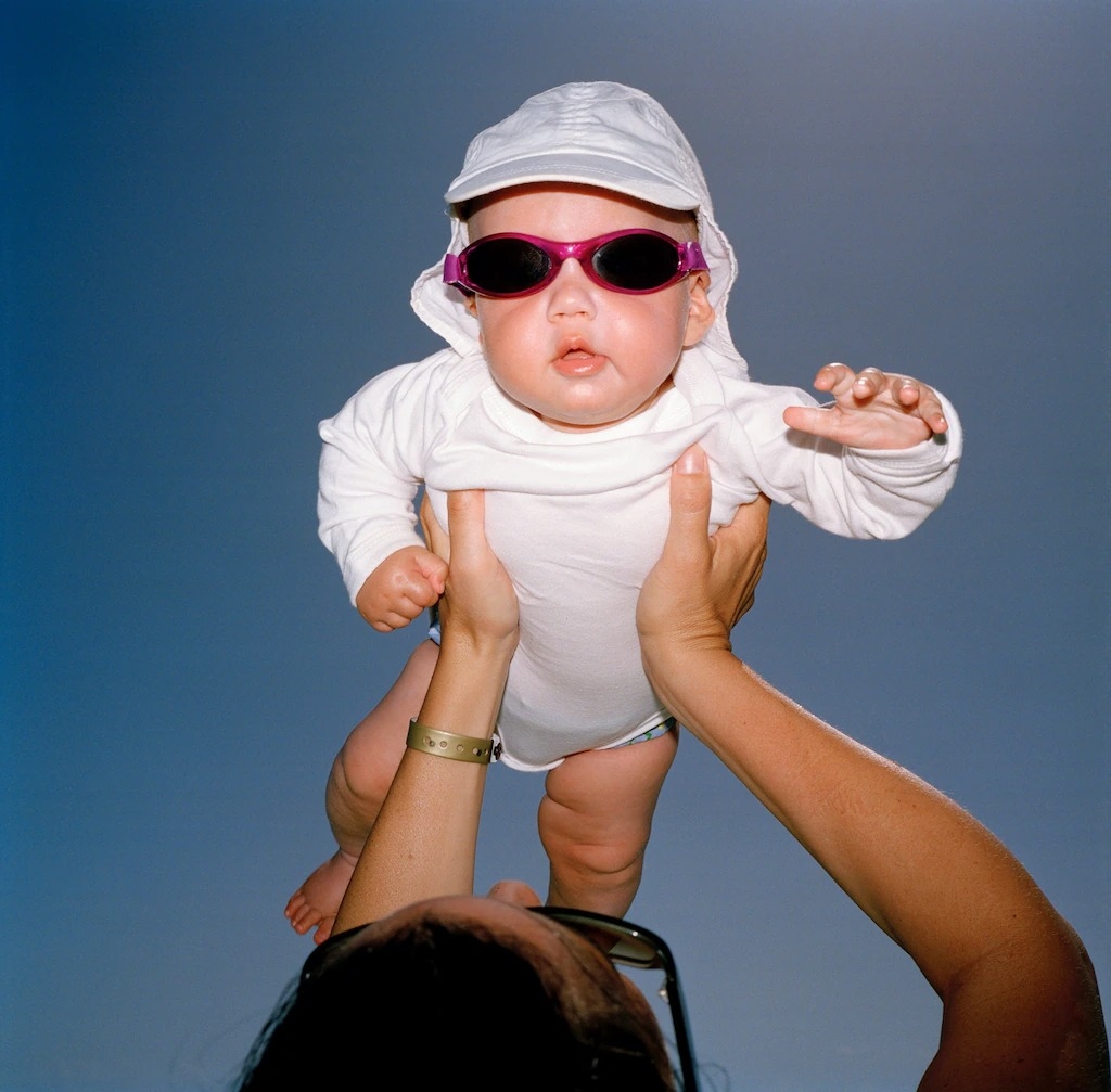 小孩戴墨鏡是好事，但要戴對類型。根據視力專家的說法，有必要讓孩子戴上能阻擋紫外線的墨鏡。這是因為他們的眼睛比大人的更容易受到太陽的有害紫外線傷害，而且他們待在戶外的時間比大人長。PHOTOGRAPH BY BRIAN FINKE / GALLERY STOCK