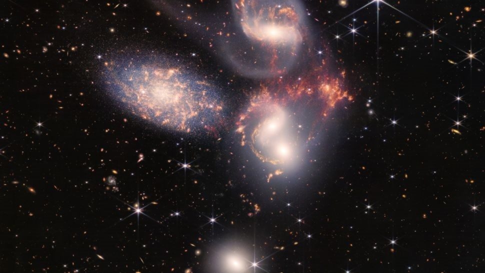 於2022年7月所發表的史蒂芬五重星系照片，是韋伯太空望遠鏡所拍攝的第一批圖像之一。圖片來源：James Webb Space Telescope