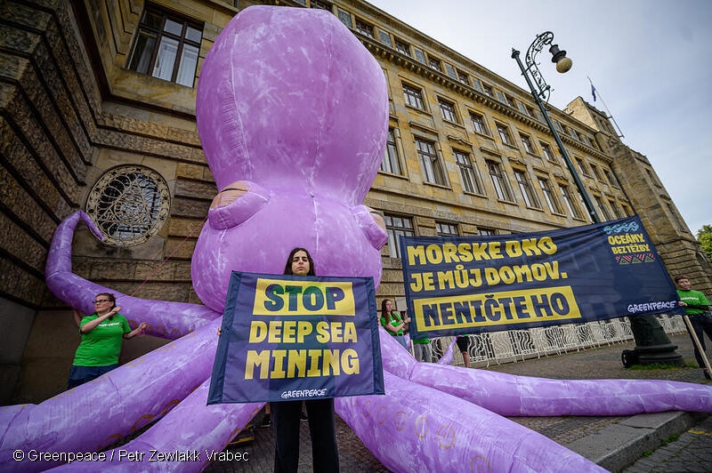 綠色和平1月在捷克布拉格的抗議行動，布條寫「海底是我的家，不要破壞它」。圖片來源：綠色和平