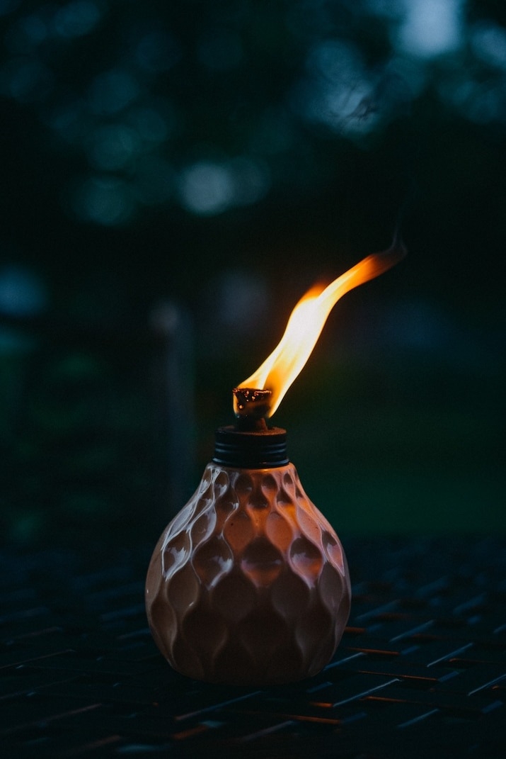 火焰有助驅蟲，不過只有天氣適合的時候才行。PHOTOGRAPH BY STEFANIA PELFINI, LA WAZIYA PHOTOGRAPHY/GETTY 