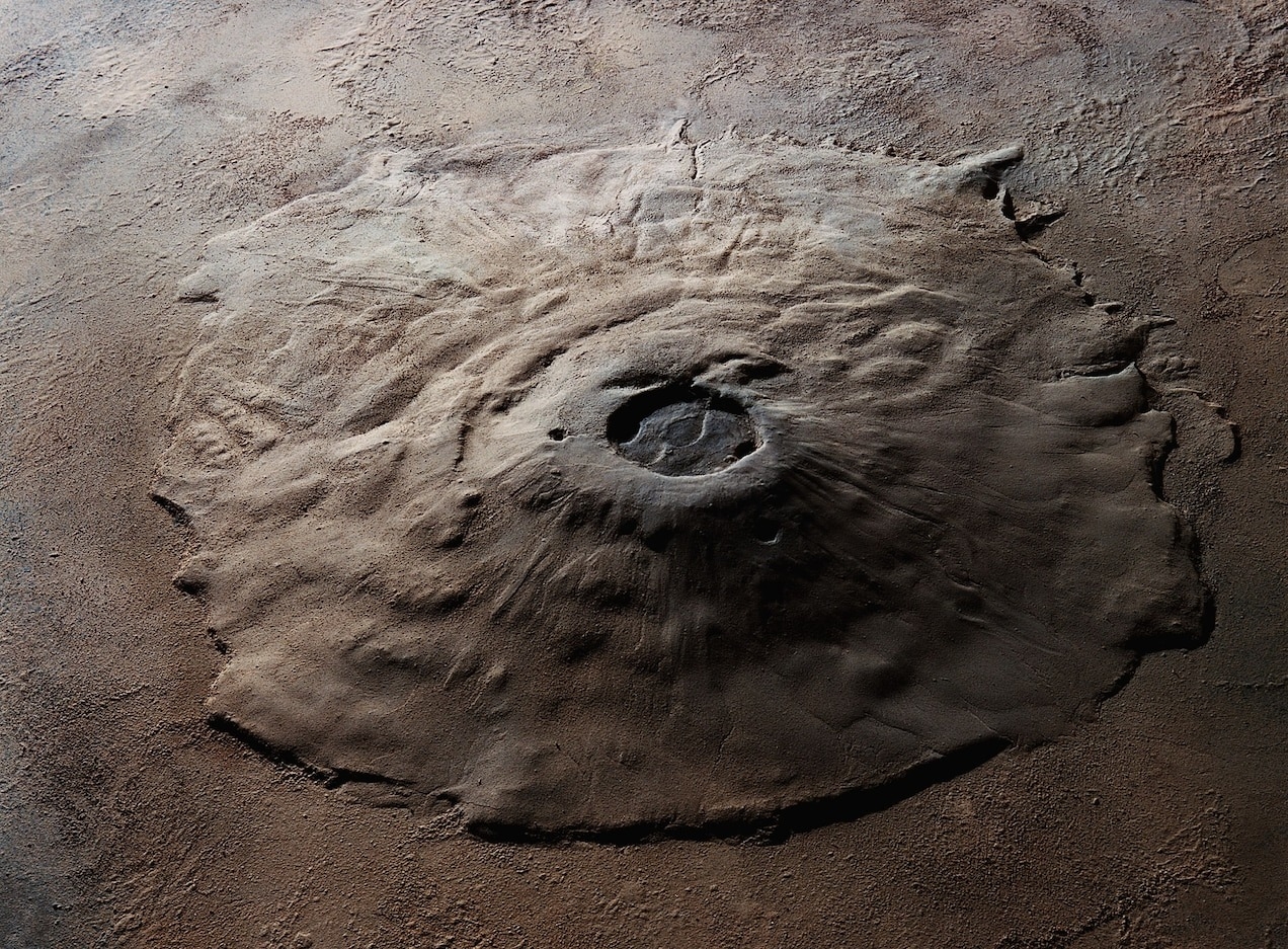 奧林帕斯山是太陽系中已知最大的火山，底部直徑600公里，山峰高出火星平原24公里。