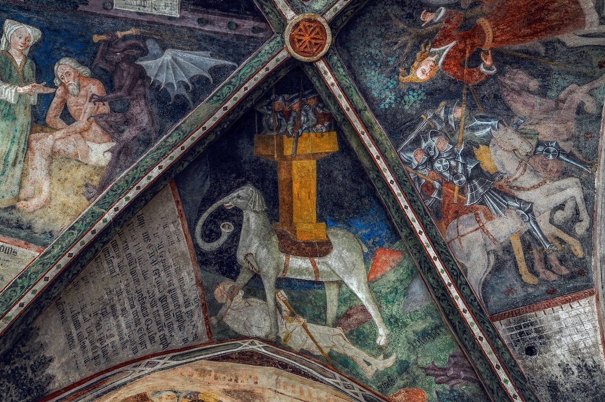 在義大利的聖母升天主教座堂迴廊上的這幅歌德時代晚期壁畫，描繪了聖經中以利亞撒．阿瓦蘭的故事，描繪的主要是一頭背著塞琉古軍隊的戰象。這位馬加比戰士戳刺大象的腹部、殺死了大象，但最終也因為這隻龐然大物壓在他身上而喪生。 PHOTOGRAPH BY TERENCE KERR/ALAMY 