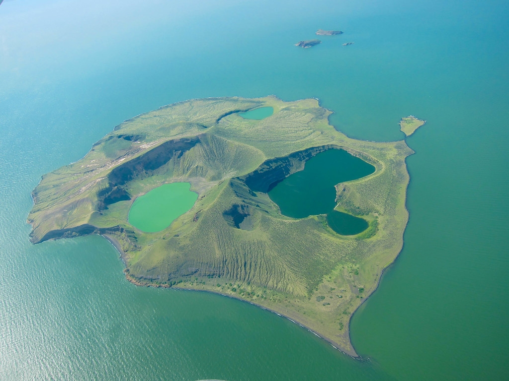 圖爾卡納湖的中央島。圖片來源：Wikipedia（CC BY 2.0）
