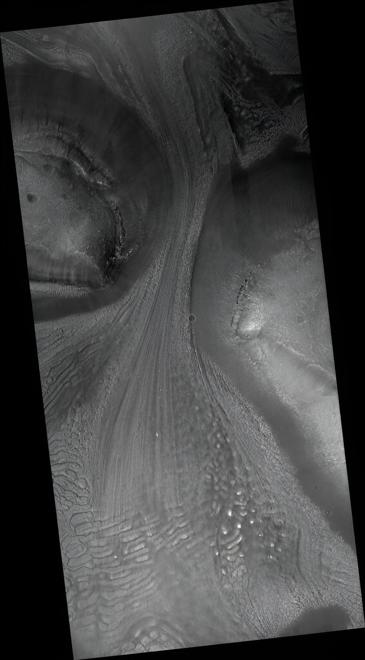 火星偵察軌道衛星（MRO），所拍攝的火星冰川作用地形全景圖。 可以看見在平行線狀擦痕與沉積物的前端，形成由冰川前緣增長與消退的交互作用，所產生的橫向堆積形態沈積物。圖照來源：Phys.org。 