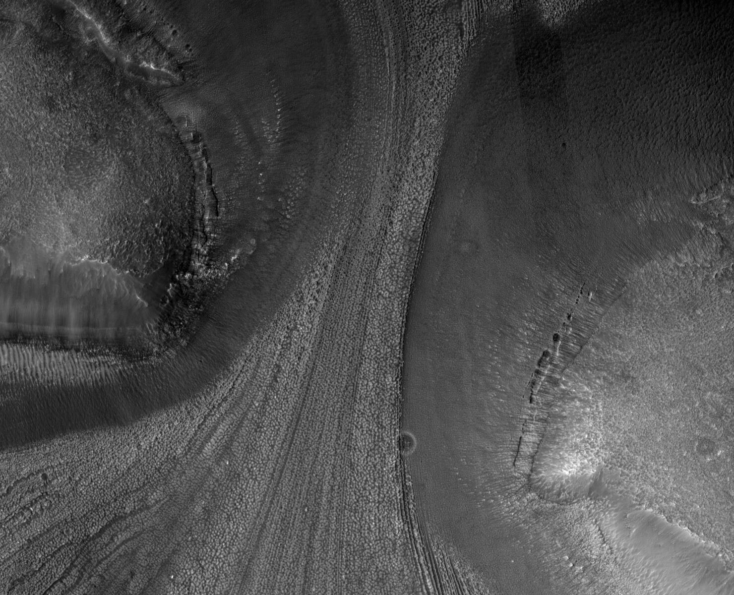 由火星上冰川運動所產生的地形放大圖，可以看見U型谷與冰川作用所形成的平行線形冰川擦痕、沉積物等，與地球上因冰川作用產生的特殊地形相同。圖照來源：Phys.org。 