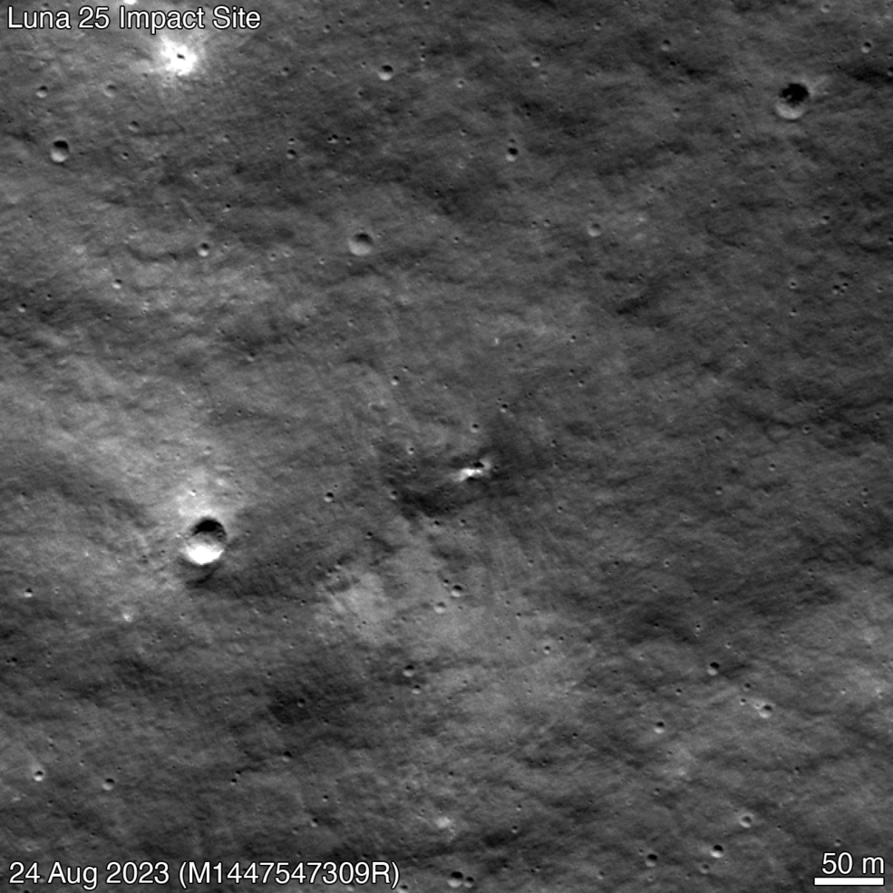 這張動畫呈現了在俄羅斯月球25號任務失敗後出現新隕石坑的前後對比，是由LRO在2020年6月27日及2023年8月24日所拍攝的照片，圖中新出現的隕石坑可能就是其墜毀的地點。（Credits: NASA’s Goddard Space Flight Center/Arizona State University）