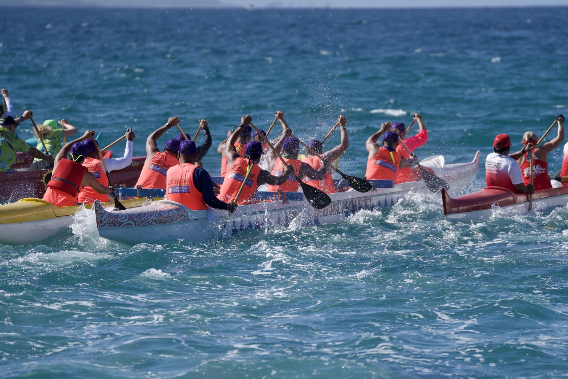 多人參與的支架大洋舟競賽是需要充分體力、技巧，並與隊友充分合作的航行，參加者都說，他們是船的家人。