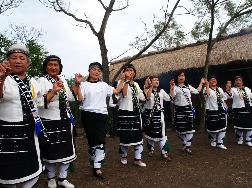 噶瑪蘭族自 2002 年 12 月 25 日正式被認定為原住民的第 11 族，其族語至今依然被族人保存使用，並編印成噶瑪蘭語辭典、語法書，作為學校鄉土教學的教材。 圖｜Wikimedia