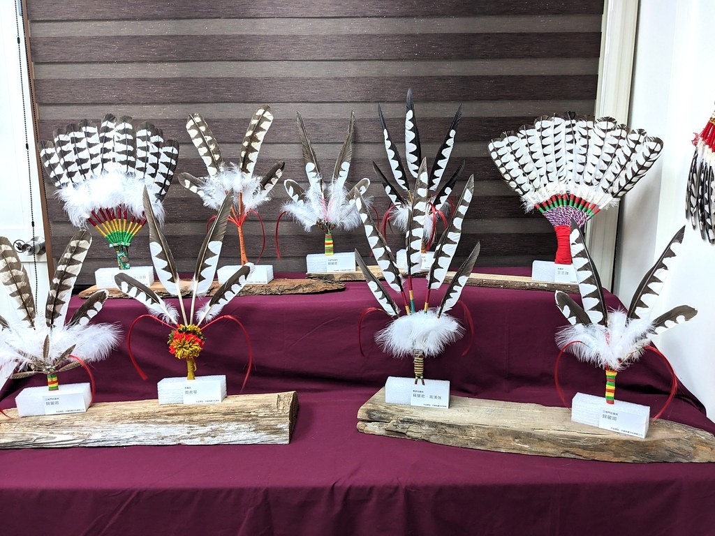 特展展出五年來部落製作的33件仿真熊鷹羽飾、羽扇和熊鷹萊冠等作品。攝影：李育琴