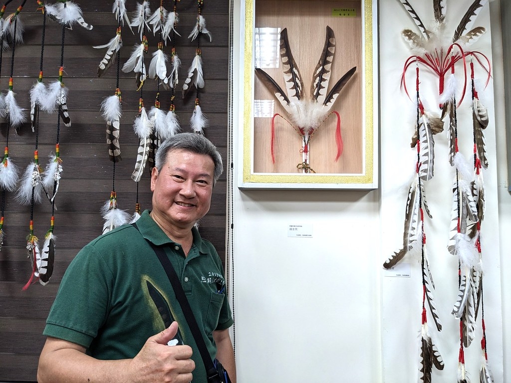 工藝師鍾金男將其研發的仿真羽毛繪製技術帶到各部落開班授課。攝影：李育琴