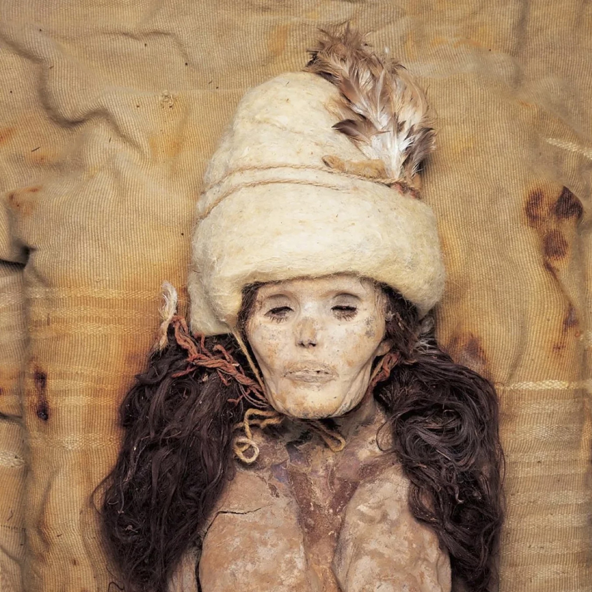 在塔里木盆地找到的最有名木乃伊之一是小河公主，也叫小河美女。以發現她遺體的墓地為名。她的保存狀況極佳，連眼睫毛都纖毫畢現。 PHOTOGRAPH BY WENYING LI, XINJIANG INSTITUTE OF CULTURAL RELICS AND ARCHAEOLOGY 