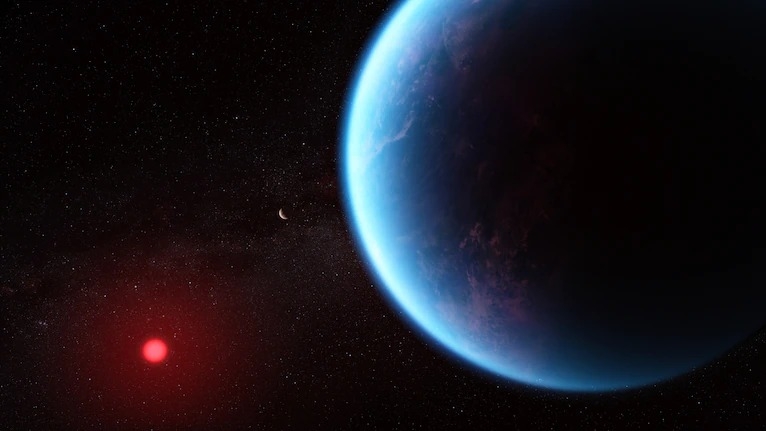 這張插圖是依據科學數據所繪製的系外行星K2-18b。新的觀測結果顯示，這顆行星擁有包括甲烷和二氧化碳在內的含碳分子。K2-18b有豐富的含碳氣體，但缺乏氨氣，這支持其大氣層下方可能有液態水海洋存在的假設。ILLUSTRATION BY NASA, CSA, ESA, J. OLMSTED (STSCI), SCIENCE: N. MADHUSUDHAN (CAMBRIDGE UNIVERSITY)