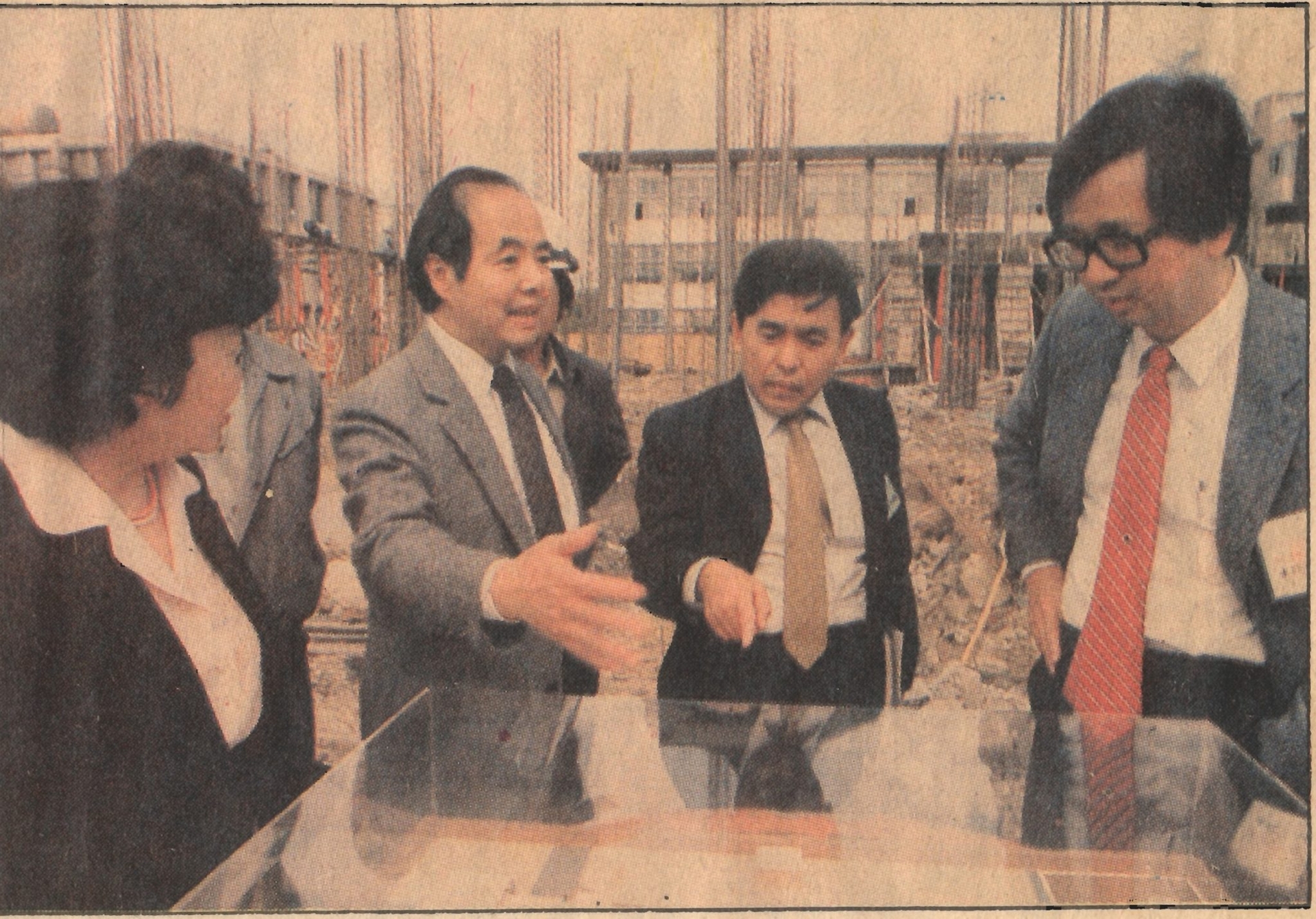1982 年原分所籌備初期的建築工地，照片中李遠哲（右 1）、張昭鼎（右 2）與李崇道（右 3）正在討論。 圖｜陳貴賢