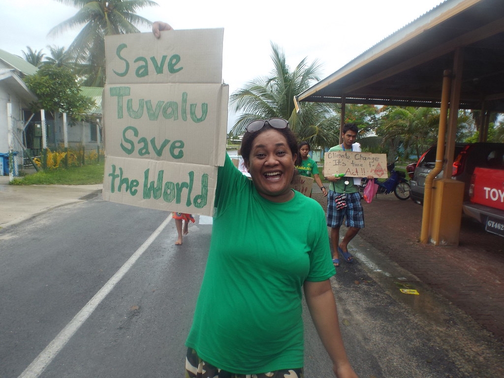 吐瓦魯的氣候遊行，請大家拯救吐瓦魯。圖片來源：350.org（CC BY-NC-SA 2.0）