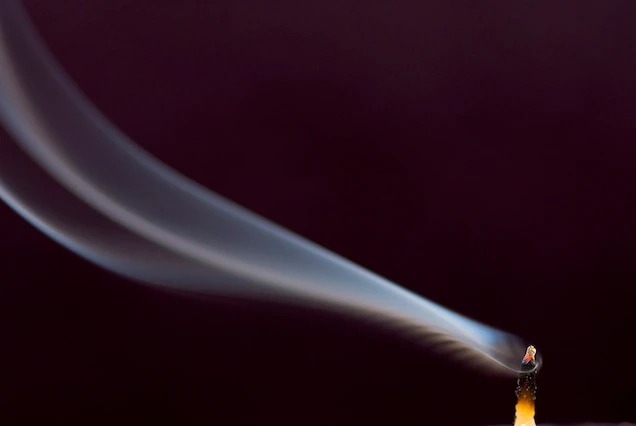 煤煙──是碳、霧化的化學物質，還有類似焦油物質的混合物──會在燭火熄滅時產生。煤煙和香氛都可能讓有容易過敏的人起反應。 PHOTOGRAPH BY KNUD PFEIFER, PICTURE PRESS/REDUX 