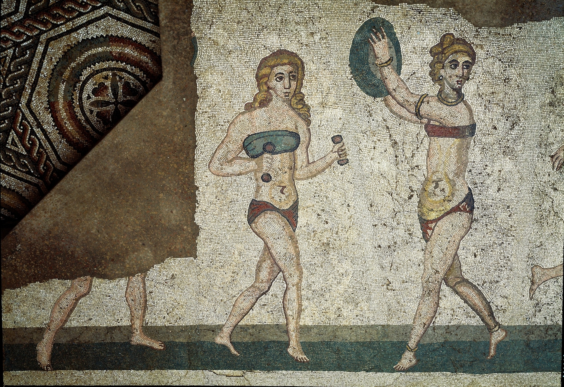 這幅公元4世紀的西西里馬賽克描繪羅馬女性運動時身著「amictorium」，這是一種包裹著胸部的古老比基尼式亞麻衣物。古希臘與古羅馬女性穿著這種「類胸罩」衣物的用意究竟是支撐、流行，或兩者皆是？學者們對此各持己見。PHOTOGRAPH BY LUISA RICCIARINI, BRIDGEMAN IMAGES