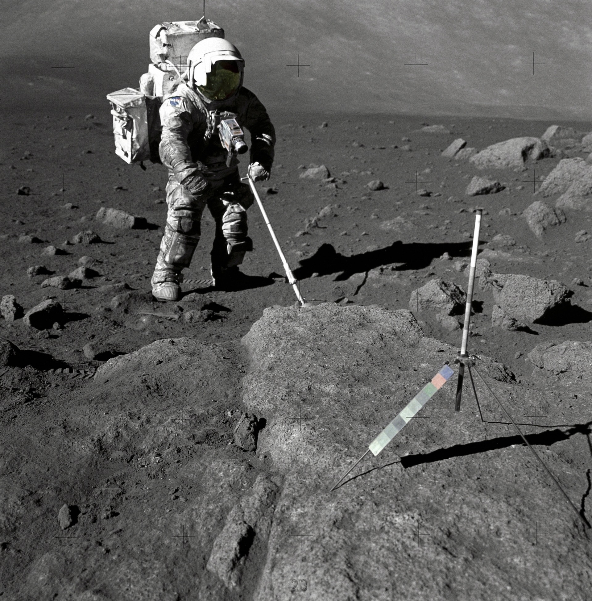此一研究用來確定月球年齡的鋯石晶體源自1972年12月阿波羅17號任務期間收集的樣本。在任務期間，同時也是位地質學家的太空人哈里森．施密特（Harrison Schmitt）渾身覆滿月球塵埃。PHOTOGRAPH BY NASA 