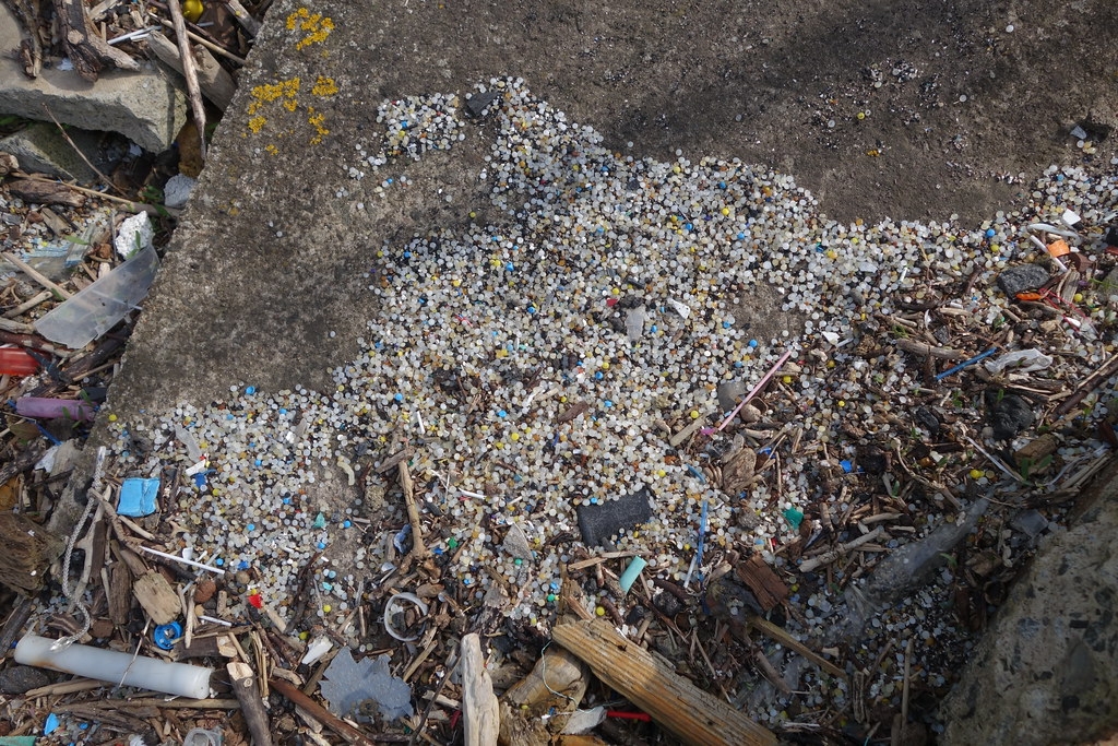 塑膠顆粒在自然界不容易分解，隨處移動且難以清除。圖片來源：hockadilly（CC BY-SA 2.0）