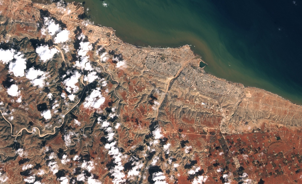 全球暖化強化極端氣候事件，對南方國家衝擊更大。2023利比亞德爾納市在風暴襲擊後造成大壩決堤，導致逾萬人喪命。圖片來源：NASA