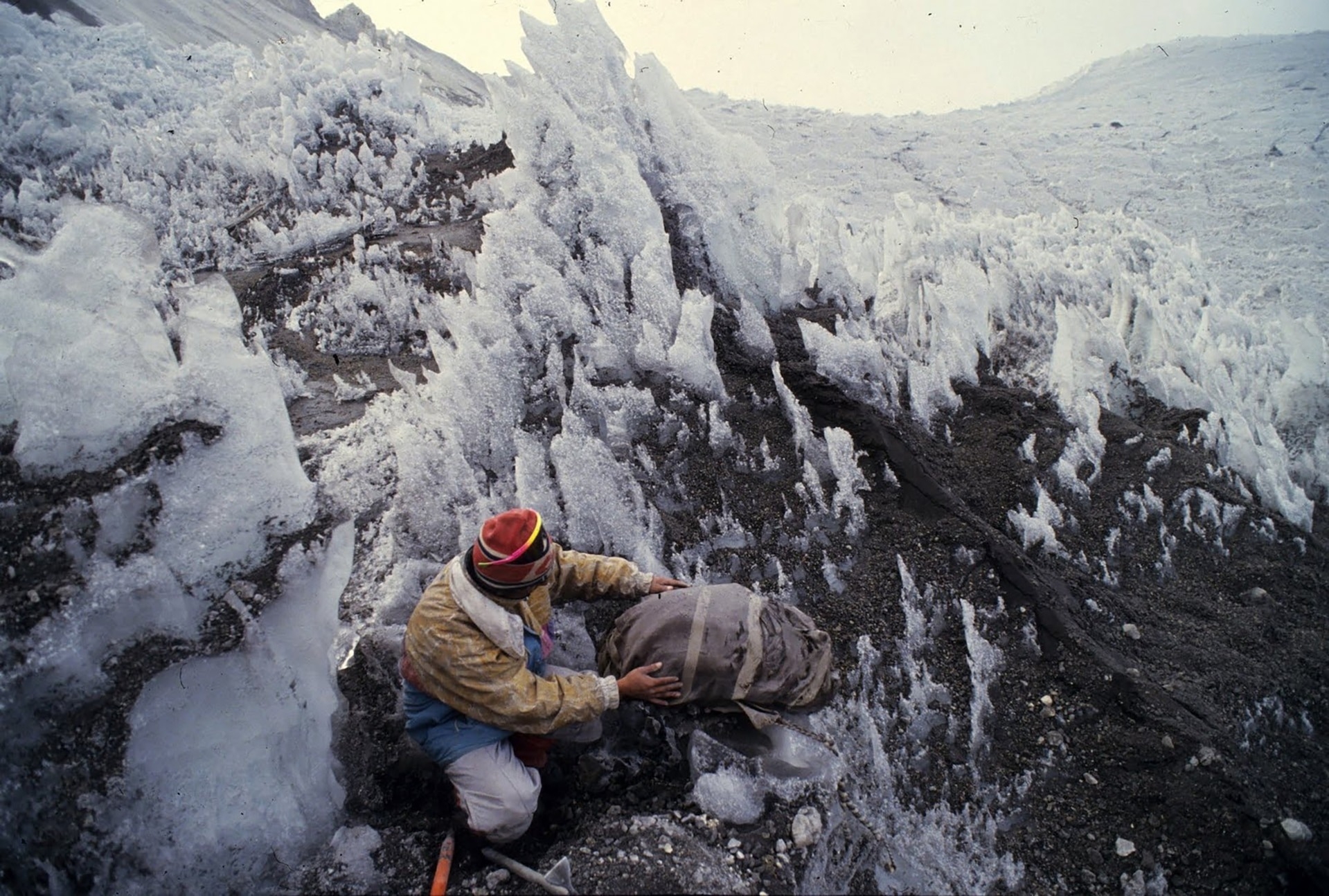 「它一開始看起來像是一大團布料。」國家地理探險家約翰．萊茵哈德（Johan Reinhard）回憶道1995年他在祕魯的安帕托峰（Mt. Ampato）發現這具木乃伊時的情景。這張照片記錄下了發現遺體的時刻，而照片中人是萊茵哈德的登山隊友米格爾．札拉特（Miguel Zárate）。PHOTOGRAPH BY J. REINHARD 