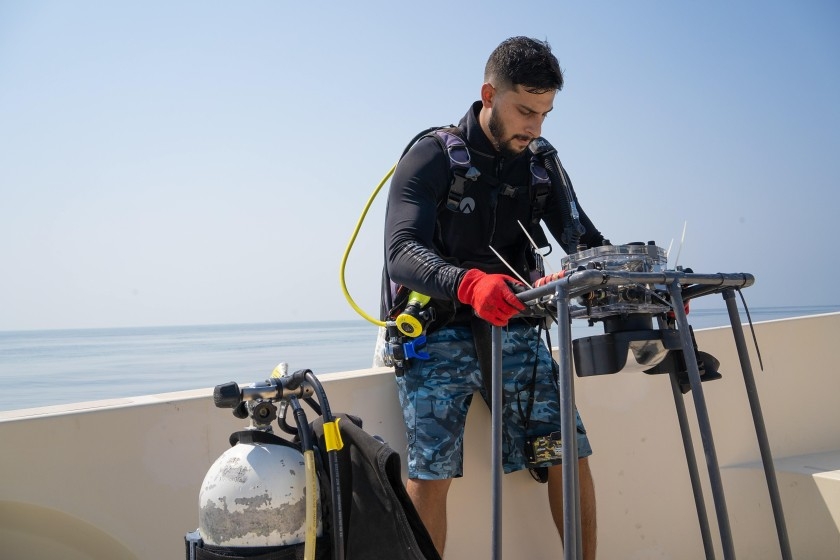 阿布達比環境署的科學家哈馬德．傑拉尼（Hamad Al Jailani）正在準備珊瑚調查。圖片來源：UNEP/Christine Redmond