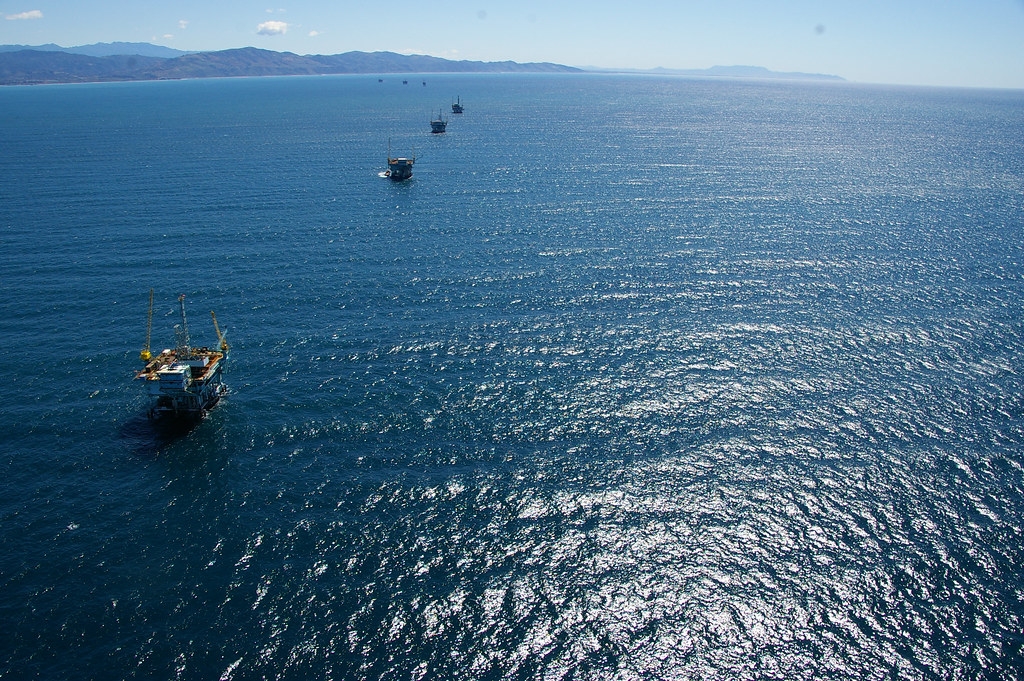 加州聖塔芭芭拉海峽的海上平台。 圖片來源：美國海洋能源管理局（CC BY-SA 2.0）