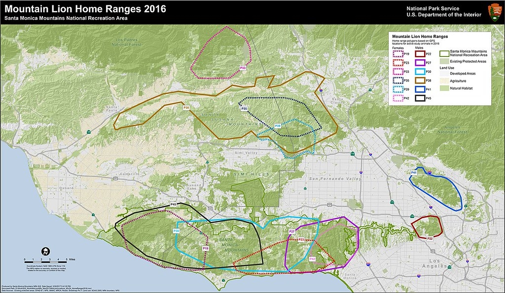 加州聖塔莫妮卡山（Santa Monica mountains）美洲獅的活動領域，右下角紅色區塊為P-22活動區。圖片來源：國家公園管理局