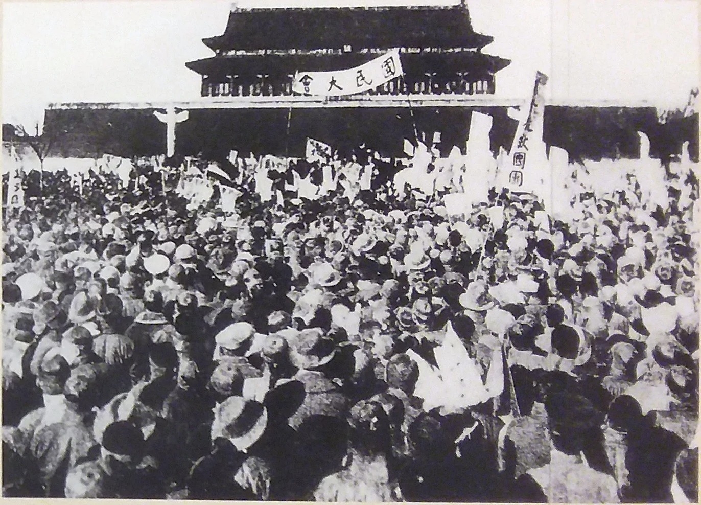 1919 年 5 月 4 日，天安門廣場聚集北京 13 家大學逾 3 千名學生。五四運動開啟近代學生運動浪潮，卻也讓各政權擔心學生會動搖社會秩序，進而應用學校與考試制度加以管制。 圖｜Wikimedia