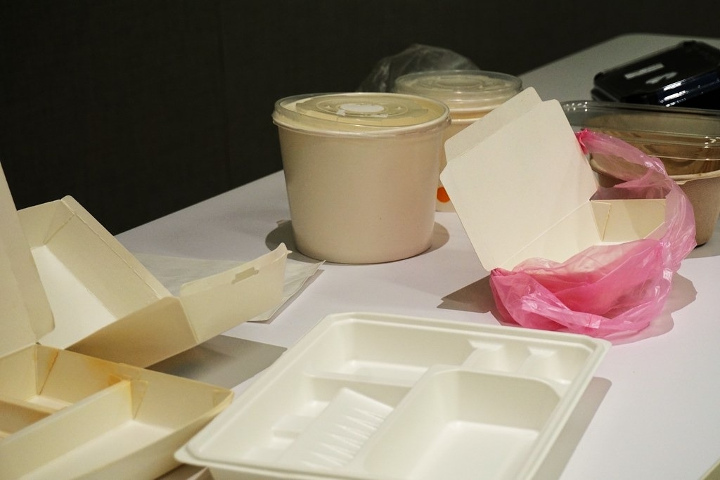 常見的防油紙餐盒、防油紙袋不少含有PFAS。攝影：陳昭宏
