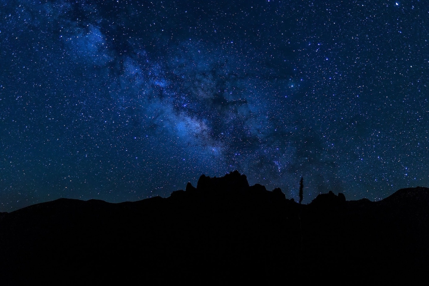 在德州大彎國家公園可看到銀河，此地是指定的暗空公園，而且是全世界最大暗空保護區的一部分。暗空保護區旨在保護當地生態系、觀星者和太空研究。PHOTOGRAPH BY REBECCA L. LATSON, GETTY IMAGES 