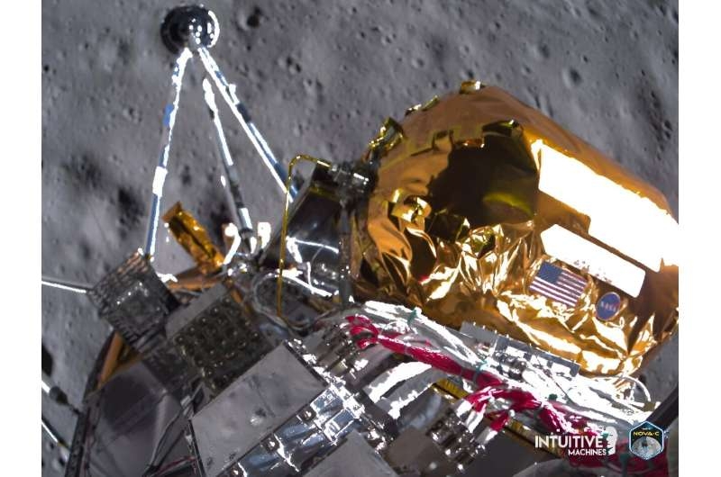 Intuitive Machines太空科技公司表示，在奧德修斯登陸器降落過程中拍攝到的影像，意謂著「對月球南極地區最接近的太空飛行任務」