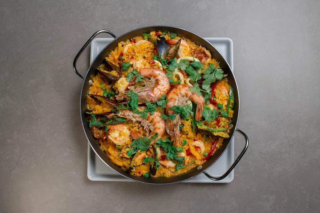 使用當地Bomba米的西班牙海鮮飯更能展現當地燉飯的絕妙滋味。圖片來源：Douglas Lopez／Unsplash