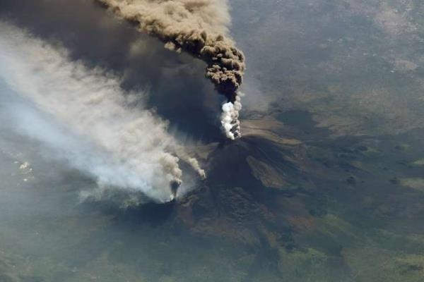 2002年10月，國際太空站上的工作人員拍攝了西西里島埃特納火山的噴發。據報導，火山灰墜落在560公里外。然而，論爆發力，現代任何一次火山爆發都無法與幾萬年來從未發生過的超級火山爆發相比。（圖片來源：美國航太總署）