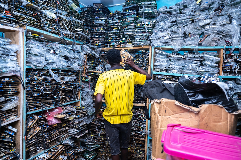迦納首都阿克拉（Accra），這裡聚集數百家電子產品小商店，店家會拆解損壞的電子設備並重新利用。圖片來源：Bénédicte Kurzen for Fondation Carmignac/NOOR