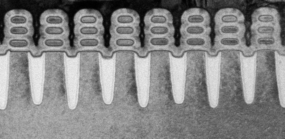 IBM 展示 5 奈米技術的矽奈米片電晶體（nanosheet transistors），圖中堆疊起來的一顆顆橢圓形結構是電子通道的截面，IBM 設計立體結構以因應愈來愈小的元件尺寸。 圖｜IBM 意外的驚喜