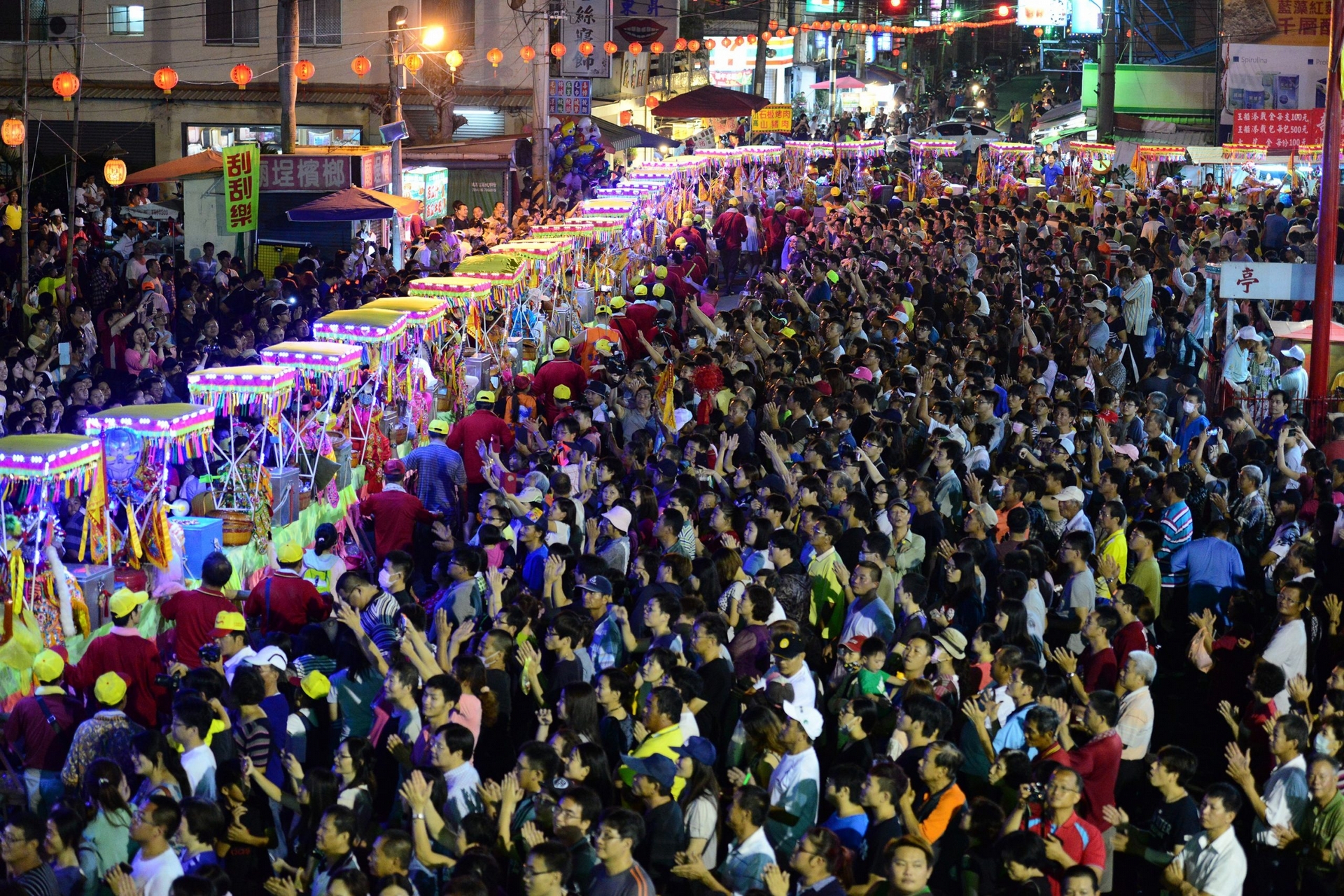 臺南西港香蜈蚣陣，結束三日遶境，返回慶安宮作最後巡禮。 圖｜劉家豪 攝影