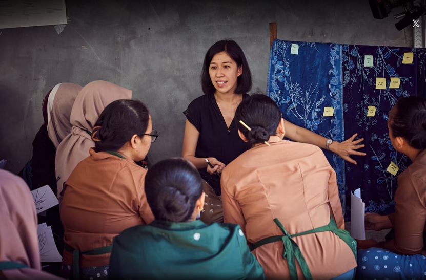 莉亞汀尼-費雪成功建立全球首批「從農場到衣櫥」的再生供應鏈，提升印尼農村婦女的力量，並確保原料取自永續來源。（圖片：勞力士提供）