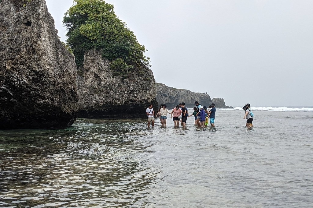 7月1日起遊客進入小琉球潮間帶將收取海洋保育費。攝影：李育琴