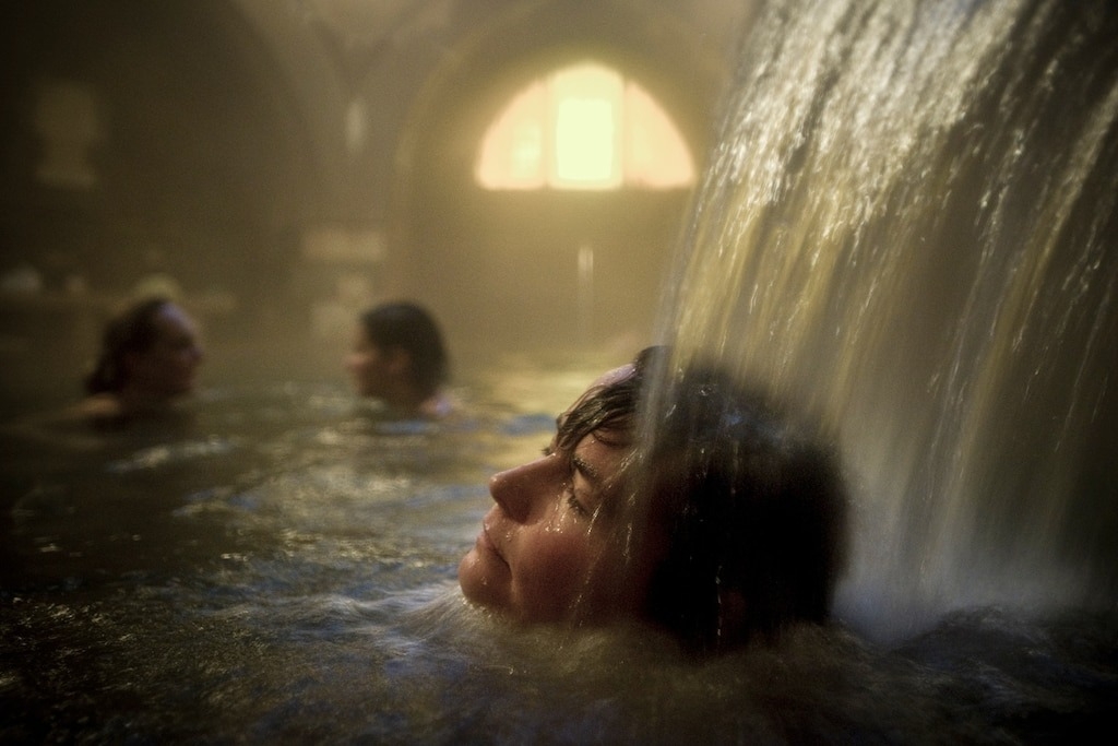 基拉伊浴場是布達佩斯最古老的溫泉浴場，由鄂圖曼土耳其人於16世紀修建。在室內水管系統興起之前的數千年裡，這樣的公共浴場（攝於2008年）一直是大眾盥洗的主要方式。PHOTOGRAPH BY AMI VITALE, NAT GEO IMAGE COLLECTION