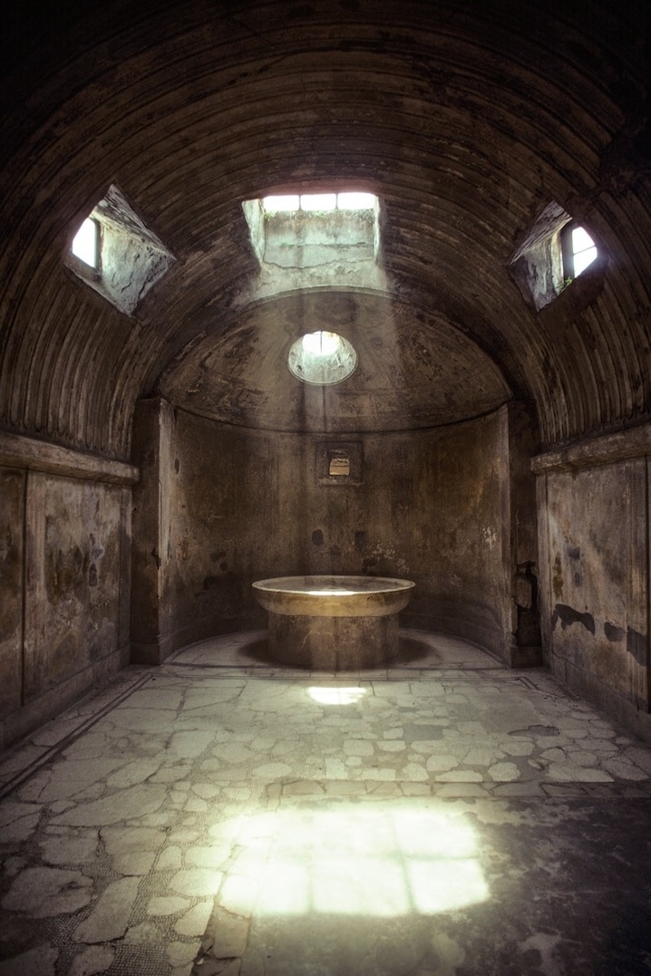 廣場浴場位於義大利龐貝的朱比特神廟後方，建造時間可追溯至公元前80年。PHOTOGRAPH BY DAVID HISER, NAT GEO IMAGE COLLECTION 