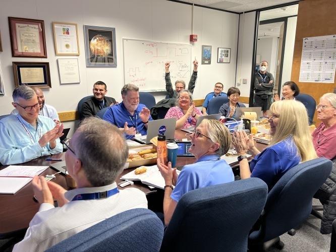 4月20日團隊成員在NASA會議室裡慶祝，在過去的五個月裡終於收到有關航海家一號健康和狀態的數據。圖片來源：NASA/JPL-Caltech
