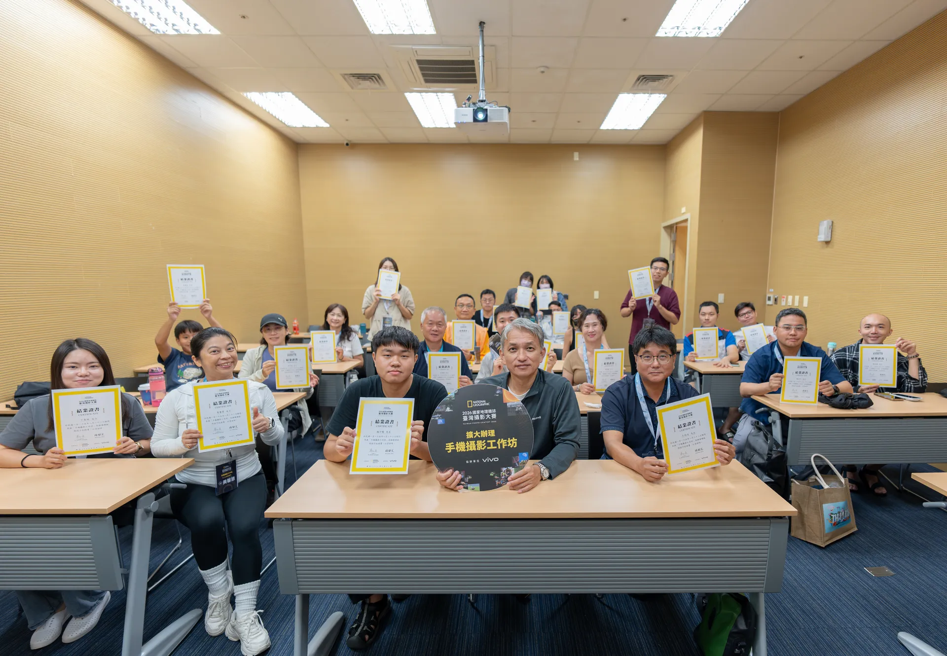 學員齊聚教室，開心展示手中結業證書，為一日的手機攝影工作坊畫下圓滿句點