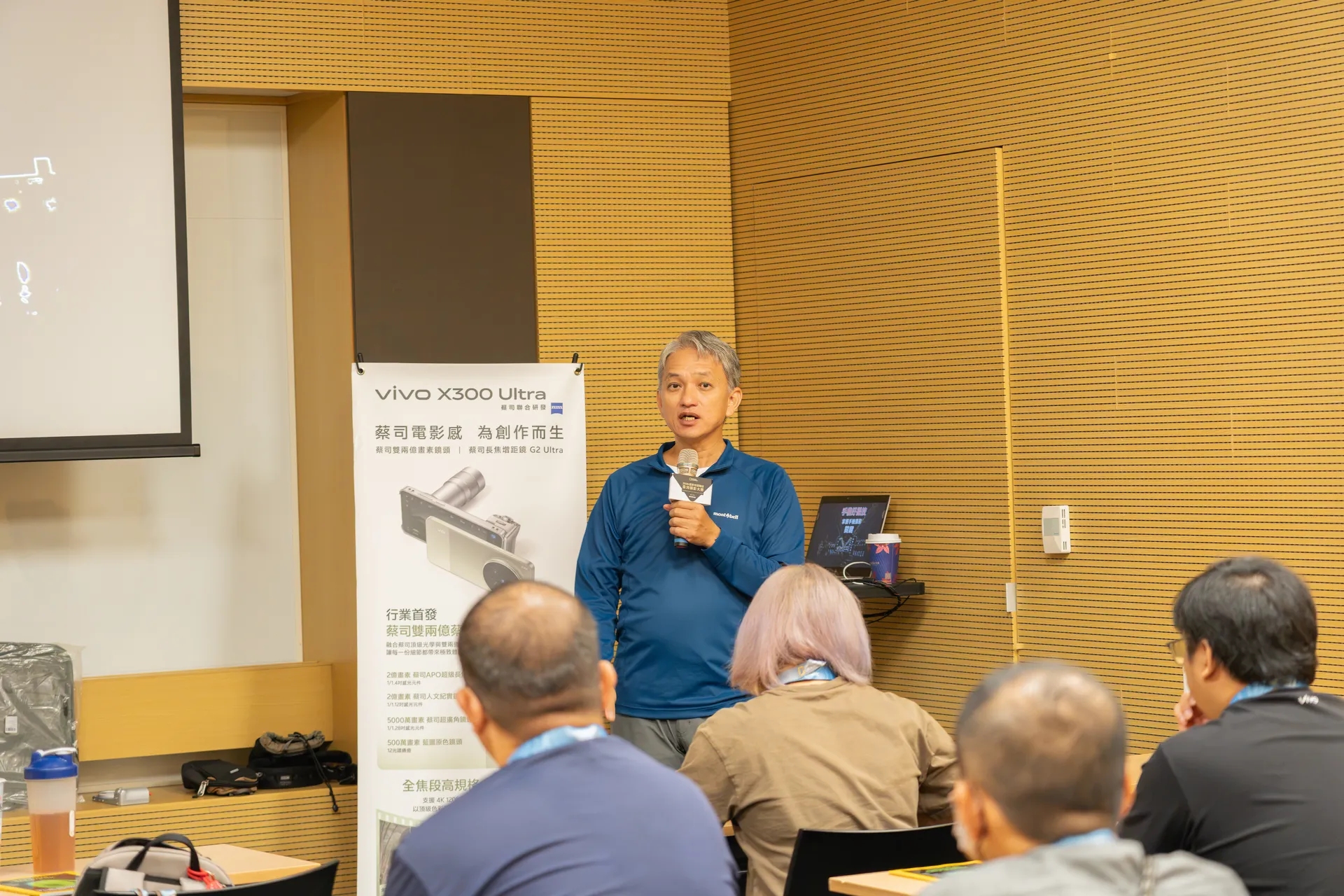 《國家地理》攝影師陳郁文向學員分享手機攝影的構圖與光線運用技巧，展開一日影像創作旅程