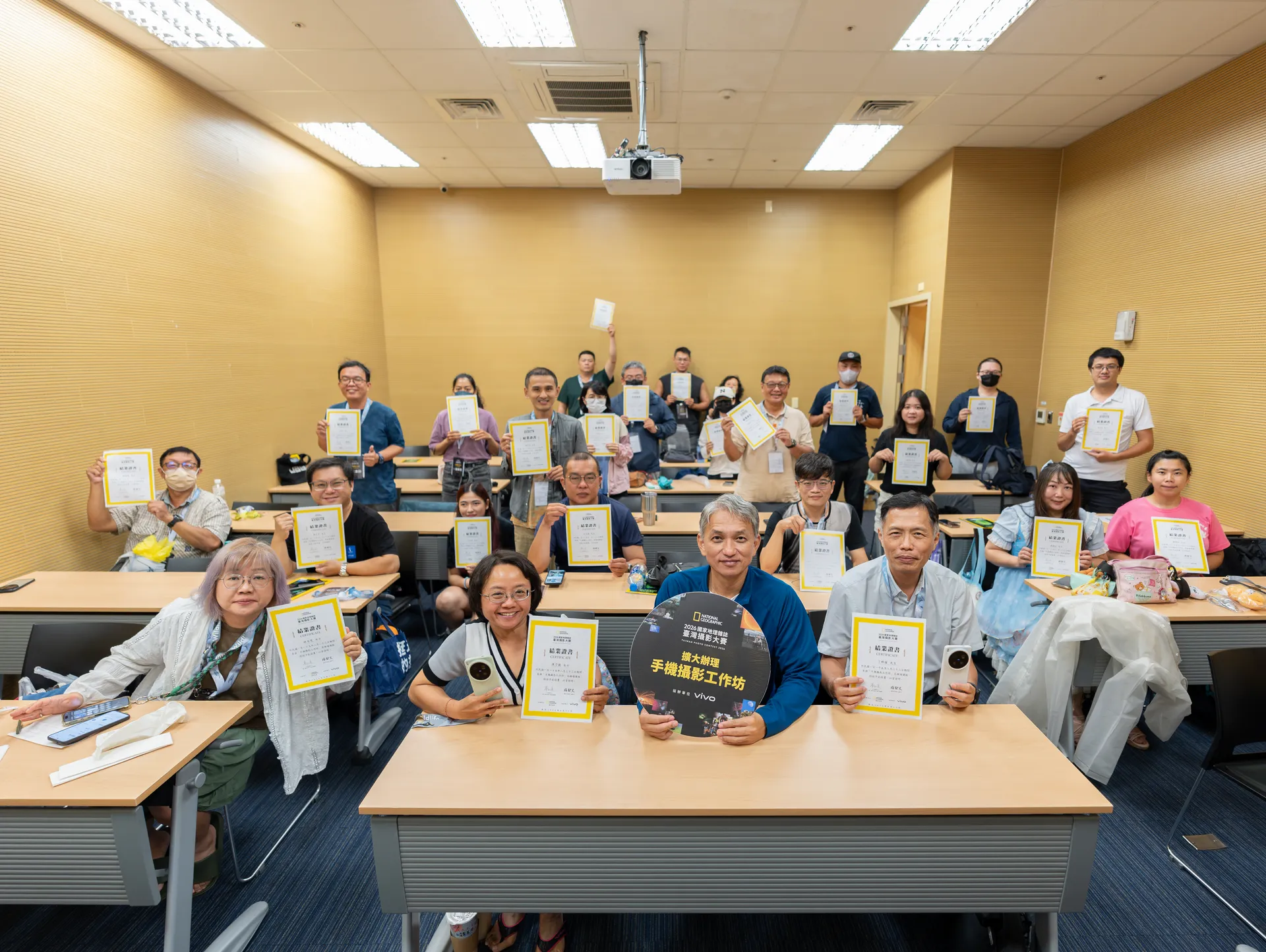 學員齊聚教室，開心展示手中結業證書，為一日的手機攝影工作坊畫下圓滿句點