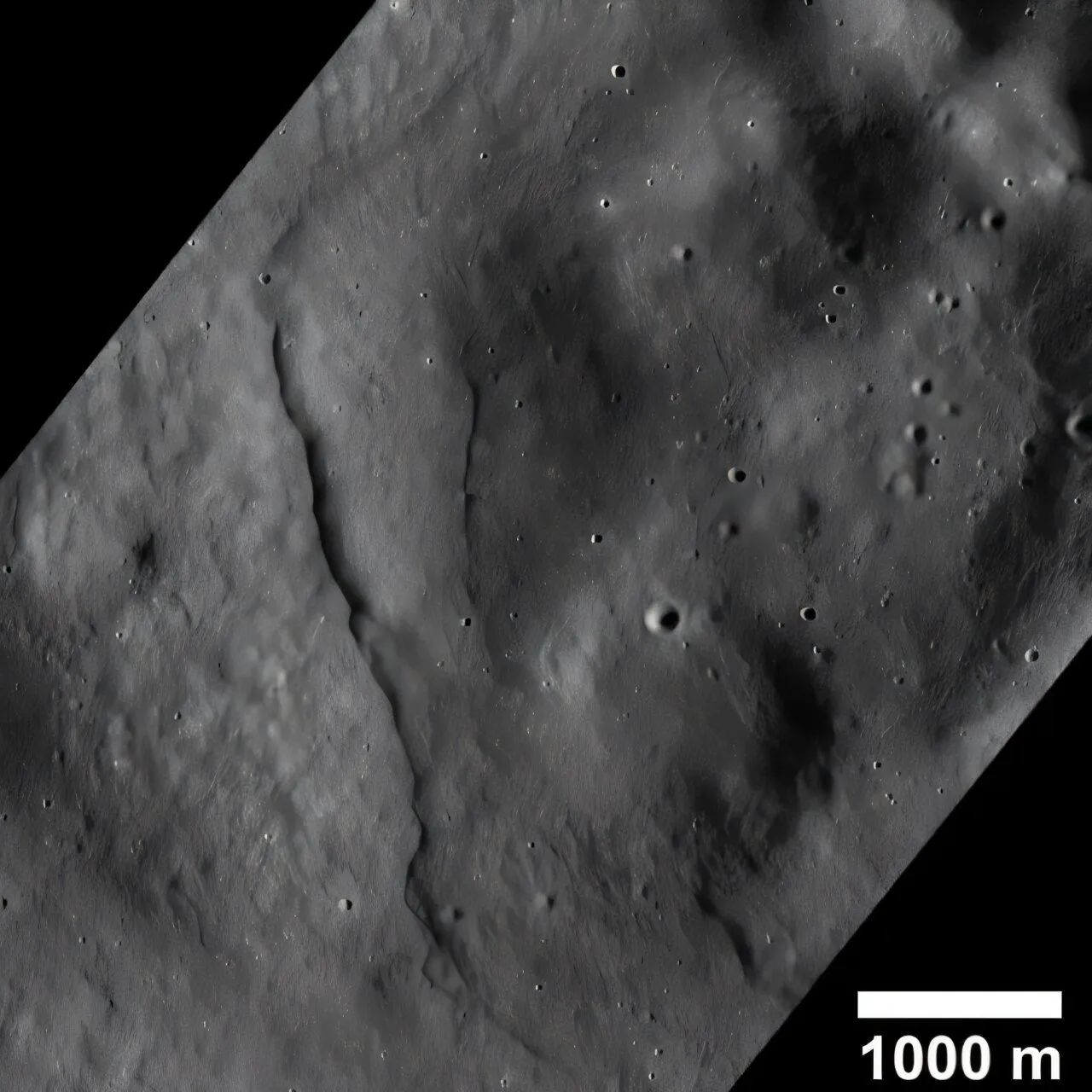 在月球北極附近的穆切茲L撞擊坑（the Mouchez L impact crater）內，永久陰影區中存在著葉狀斷崖。月球葉狀斷崖是年輕的、類似懸崖的地貌，由逆衝斷層形成。逆衝斷層是地殼物質收縮斷裂時，一側向上推擠到另一側之上而形成的。圖片來源：NASA/KARI/ASU/Intuitive Machines/史密森學會