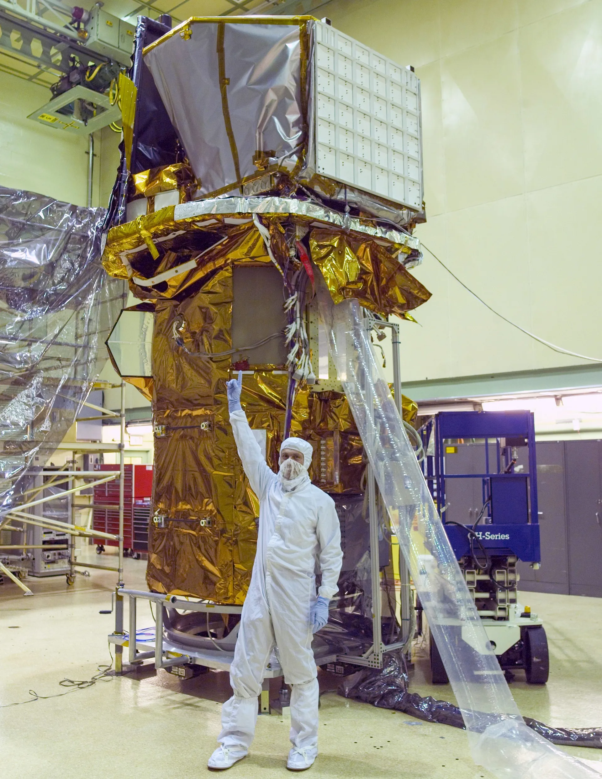 2003 年 9 月 9 日，在NASA 戈達德太空中心的無塵室裡，可以看到已經完工的雨燕天文台。在它前面的是該任務的第一位首席研究員尼爾·格雷爾斯。Credit: NASA